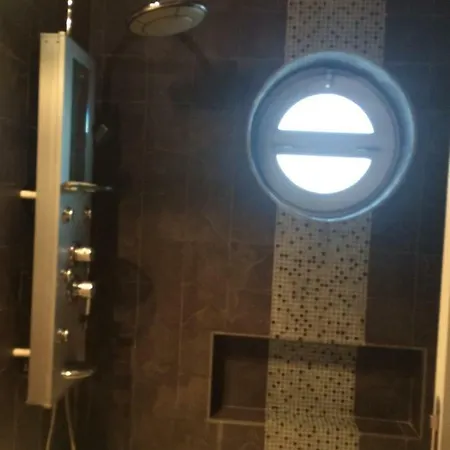 Sunny Suites Golf And Free Parking Guest House-2